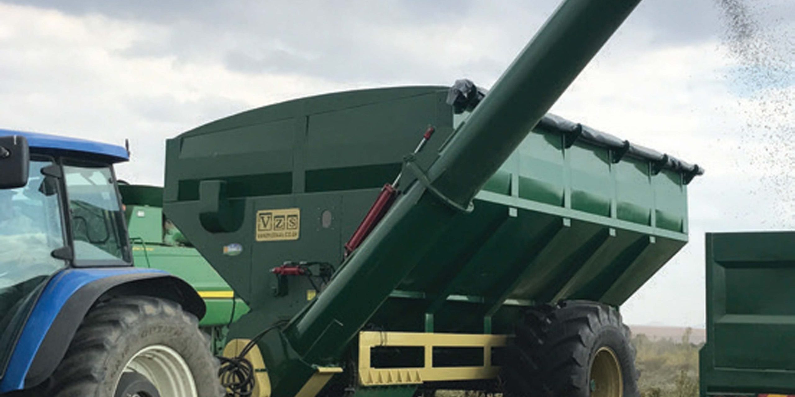 VZS 31m&sup3; Tapkar chaser bin discharging grain during harvest.